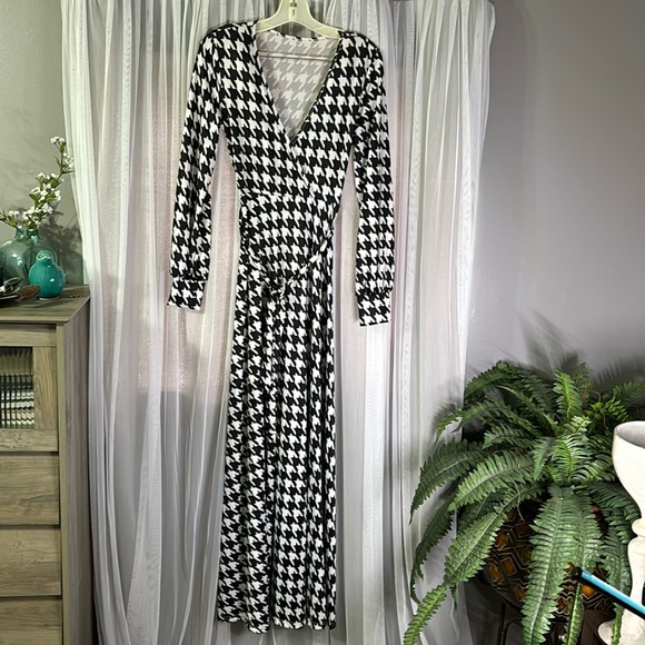 Dresses & Skirts - Flowy statement piece dress!